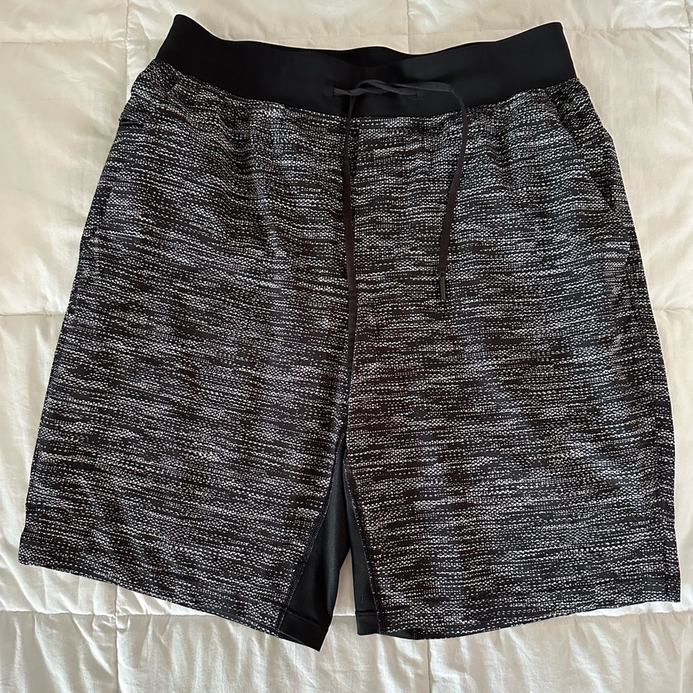Lululemon T.H.E. Linerless Short, 9”, black and white, size M